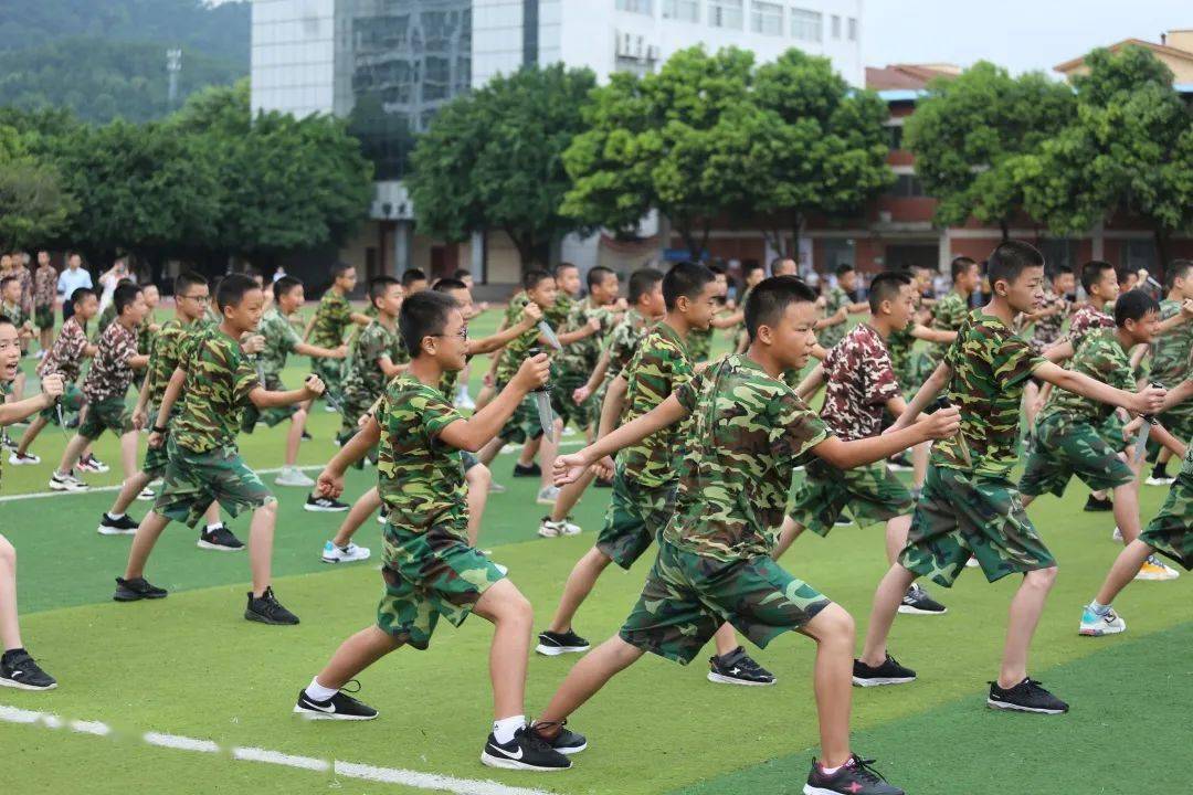 眼里有光心中有梦泸二外2023届新生军训总结大会