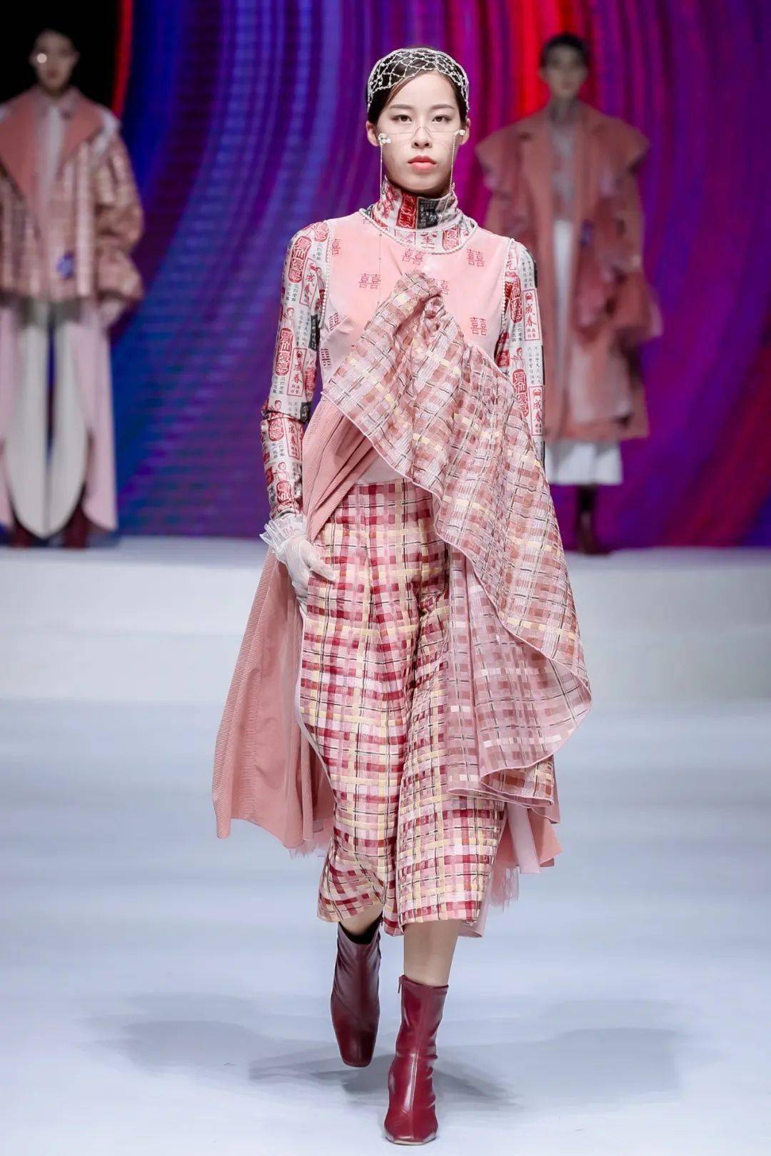 《拾荒者的乐趣》斩获2020"大浪杯"中国女装设计大赛金奖