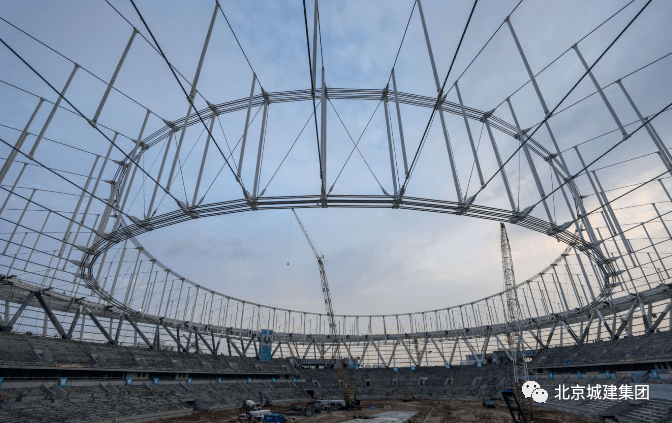 项目相关负责人介绍,目前,体育场项目索桁架结构全部采用了国产高钒