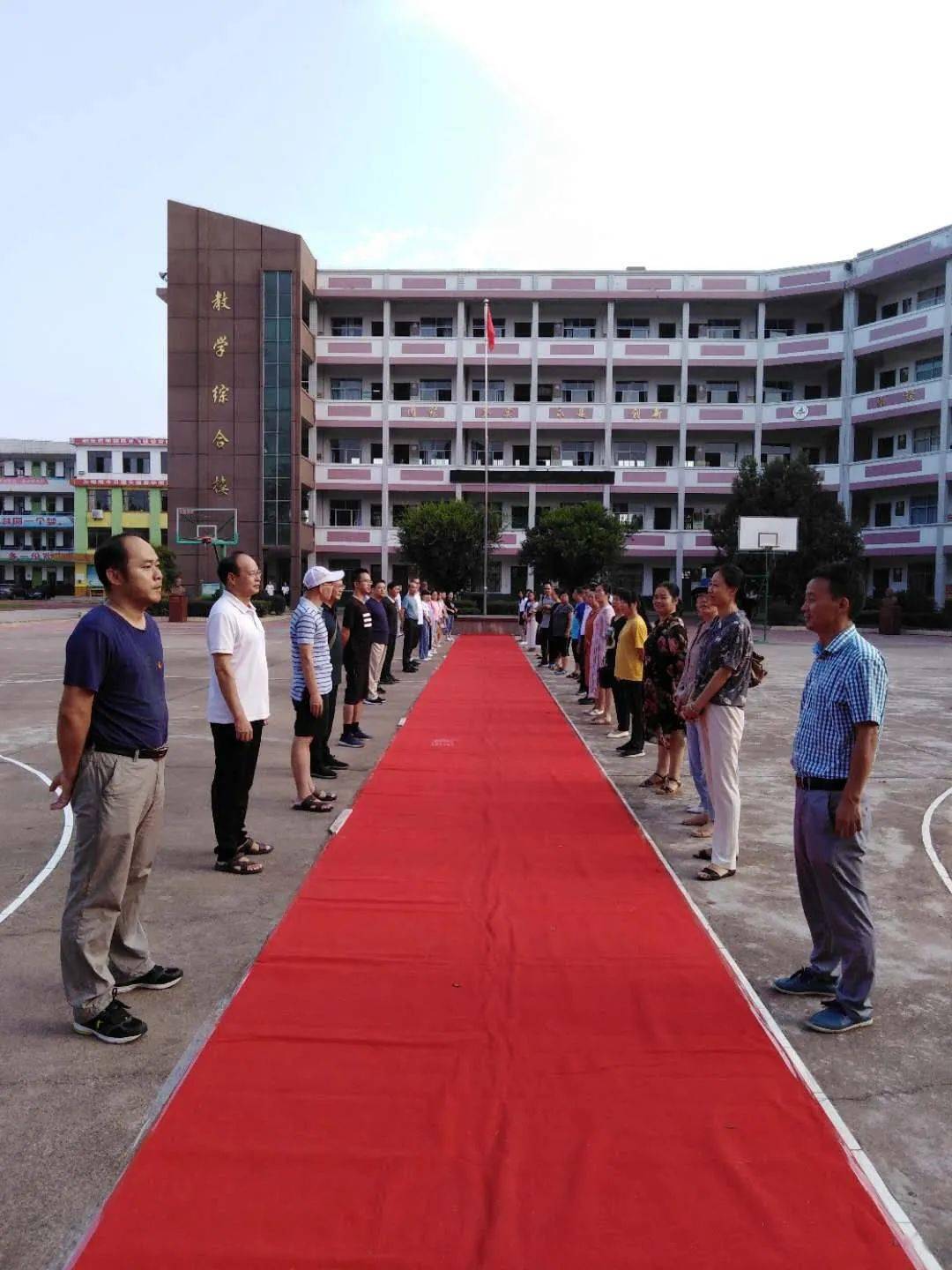 永安四中创意迎开学初一新生在夹道欢迎中走进校园深处