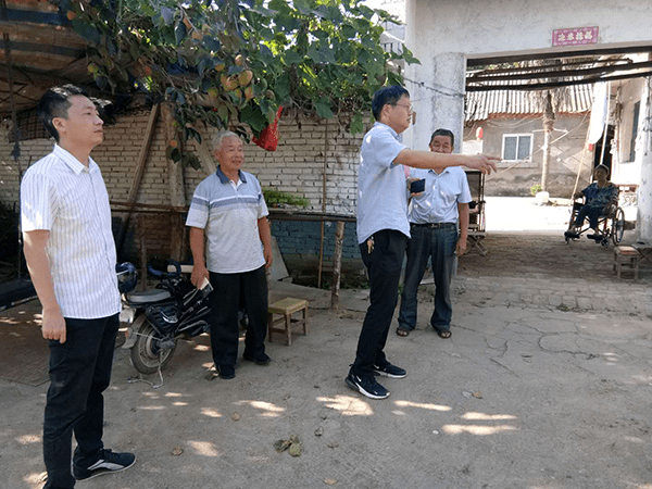 遂平县常庄镇党委书记张耀林镇长戴沅航心系贫困户实地走访了解民情