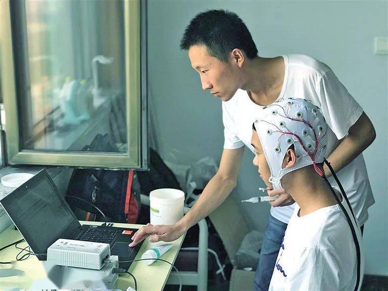 团队研发的脑控轮椅系统能够自动识别左手,右手,舌,脚等不同身体部位