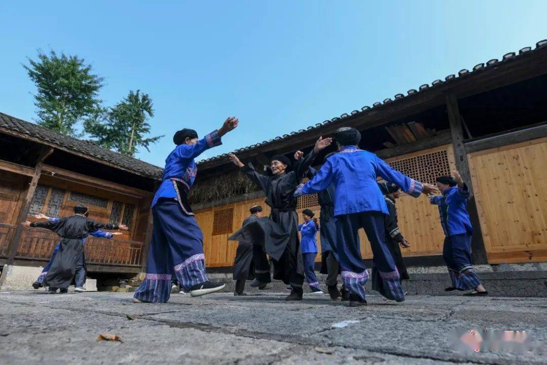 来凤百福司村民跳土家族摆手舞欢庆丰收