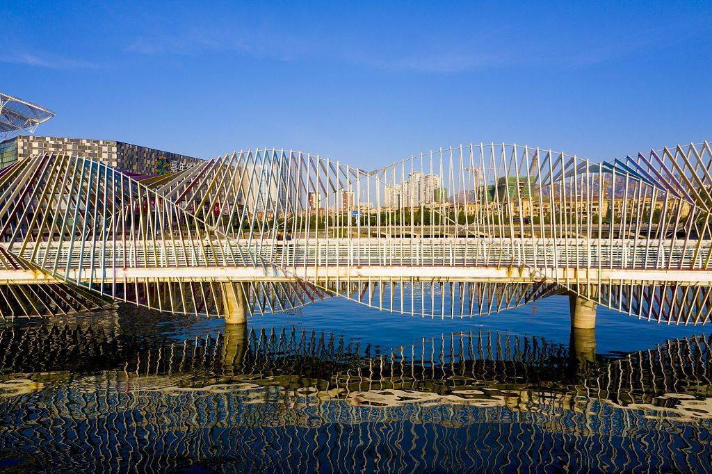 山东青岛唐岛湾畔彩虹桥秋景惹人醉