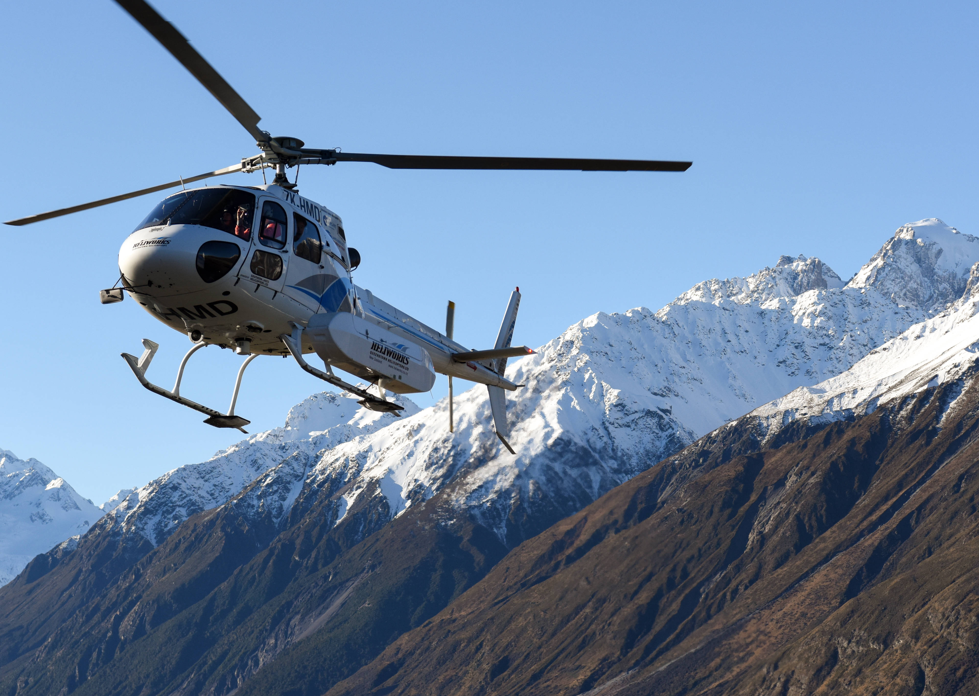 这是7月13日,一架直升机从新西兰南岛