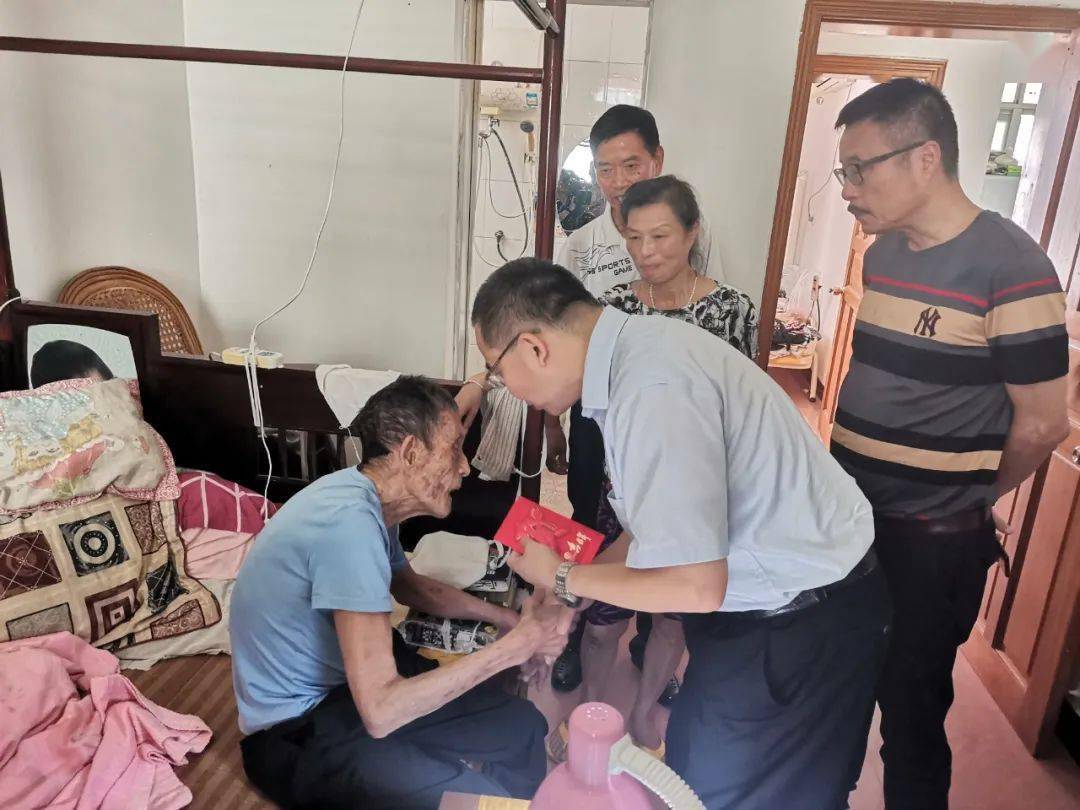 城厢区委常委组织部长陆建琪看望慰问抗战老战士