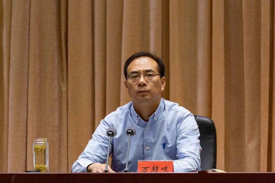 盟委书记万超岐作动员讲话盟委副书记,盟长代钦主持会议