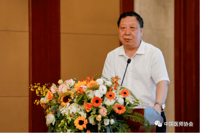 李俊峰会长认为,医师是健康防线的"守门人",广大医务工作者是推动卫生