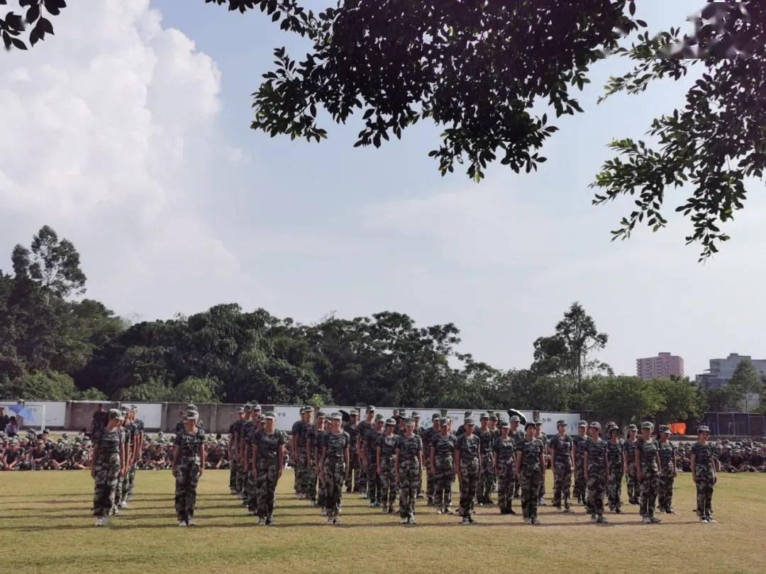 挥洒激情绽放青春启德中学举行国防教育会操表演