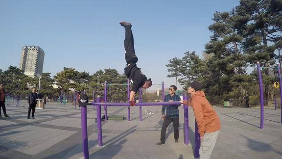 挑战自己突破自己的极限第一个完成双杠倒立战胜自己