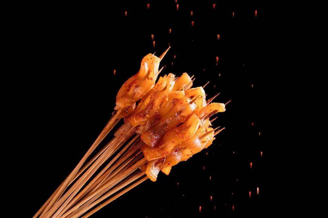 串说烧烤还有众多美味的小串也不容错过鸭肠,鸡皮腌制过后炭火烤制再