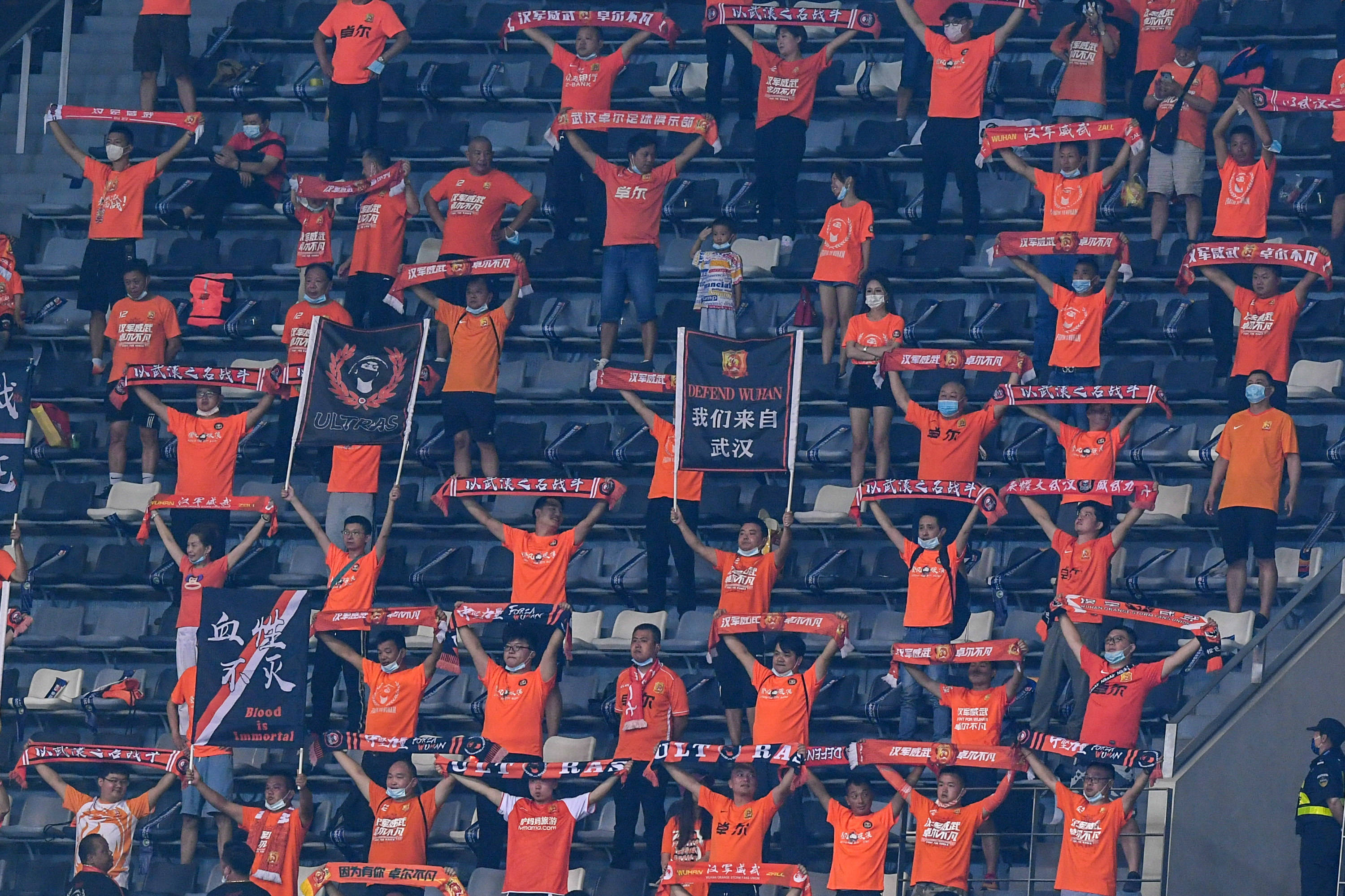 足球——中超:武汉卓尔球迷现场为球队助威