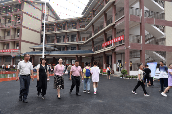 关注龙胜镇初级中学已投入使用开学第一天迎来了她的第一批学生