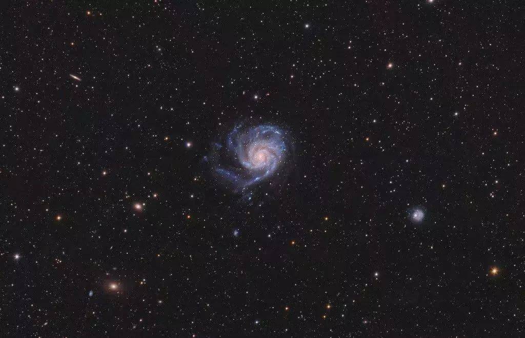 别看它在图片上这么小,m101可是跨越了17万光年这个星系吹泡泡了