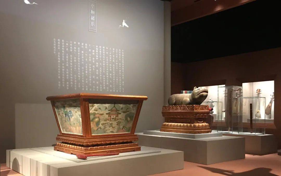 线索呈现了雅乐从进化到消亡的演变:在商初石磬上方,以引文"下管鼗鼓