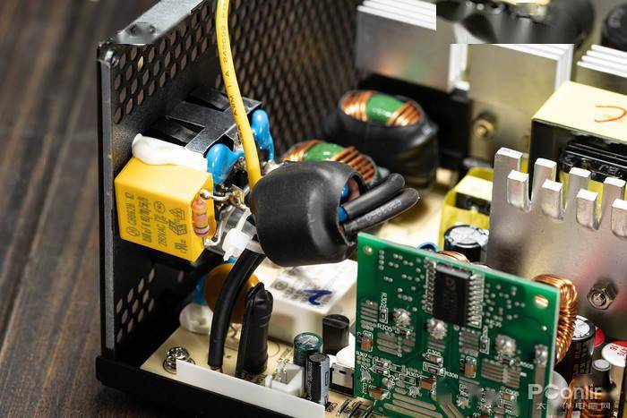 电源内部的pcb电路设计采用稳定高效的llc谐振 dc-dc结构,从下到上