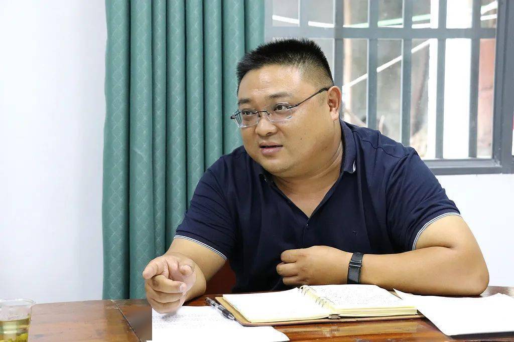 覃业成赴长坪社区报到并调研基层社会治理工作