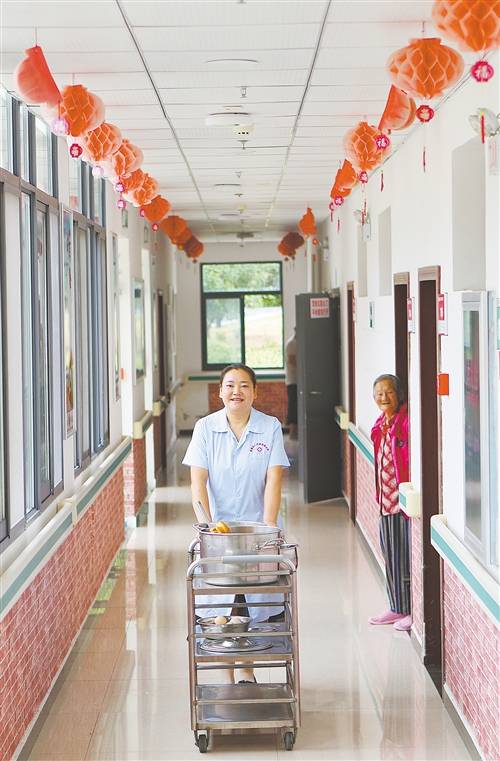 万忠慧曾在武汉市福利院照顾被隔离的老人32天.