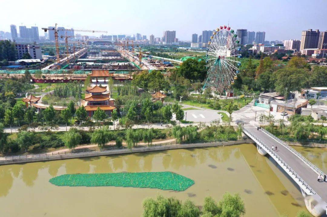 从人民公园向南航拍的 商丘高铁广场绿轴项目一角