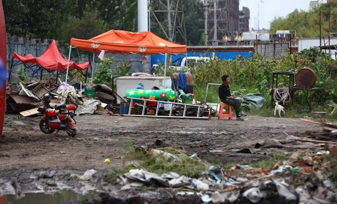 长春大屯扩建大街出动百人拆违建保护物件举动暖心