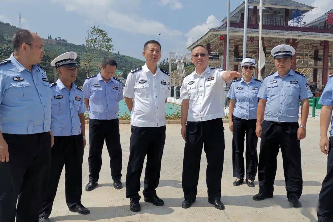 文山交警教育整顿治庸铁军王方荣总队长到文山督导检查交通事故预防