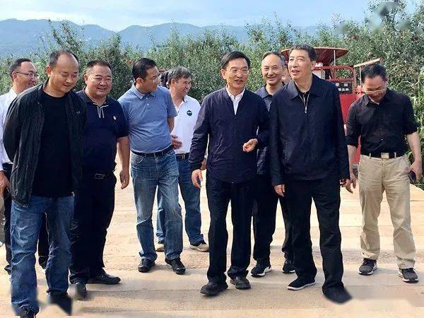 在市委常委,区委书记江先奎,区委副书记,区长陶毅等领导陪同下,和段琪