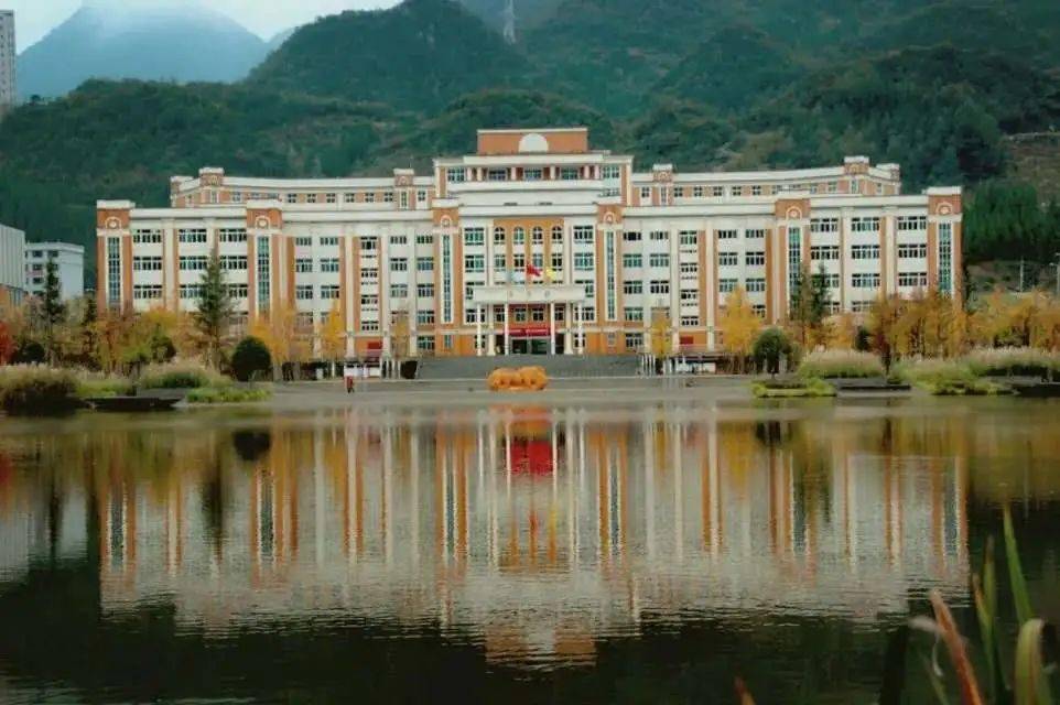 萌新专列 | 新同学快上车!小明学长带你逛校园