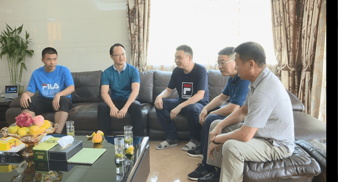 连正坚说,钱政同学以优异成绩叩开清华大学的大门,不仅是学校和家庭的