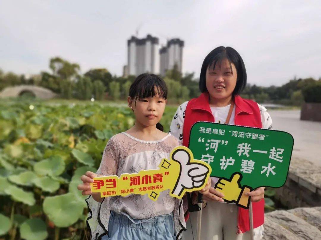 01下午三点,小小志愿者们就和家长早早来到文峰公园北侧广场集合.