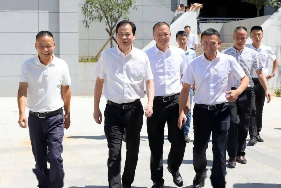 看望慰问一线教职员工,并向教师代表程春香,彭尚恩,吴文底,刘陈筱送上