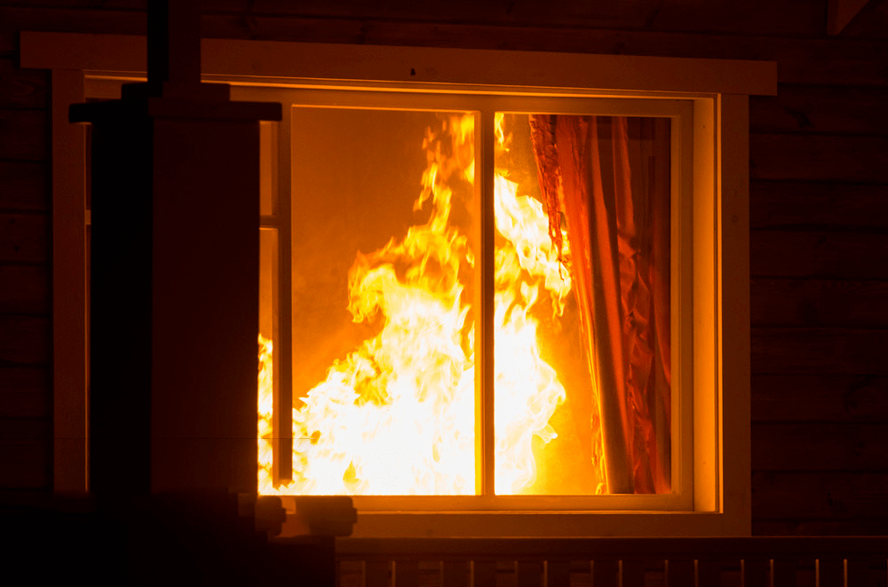 在避难时,千万不要打开门窗,否则,大量浓烟涌入室内,能见度降低,高温