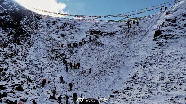 不舍西藏墨脱退伍老兵泪别边关