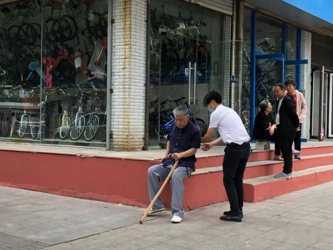 这一幕太温暖老人蹒跚过马路小伙帮扶车流默默等待