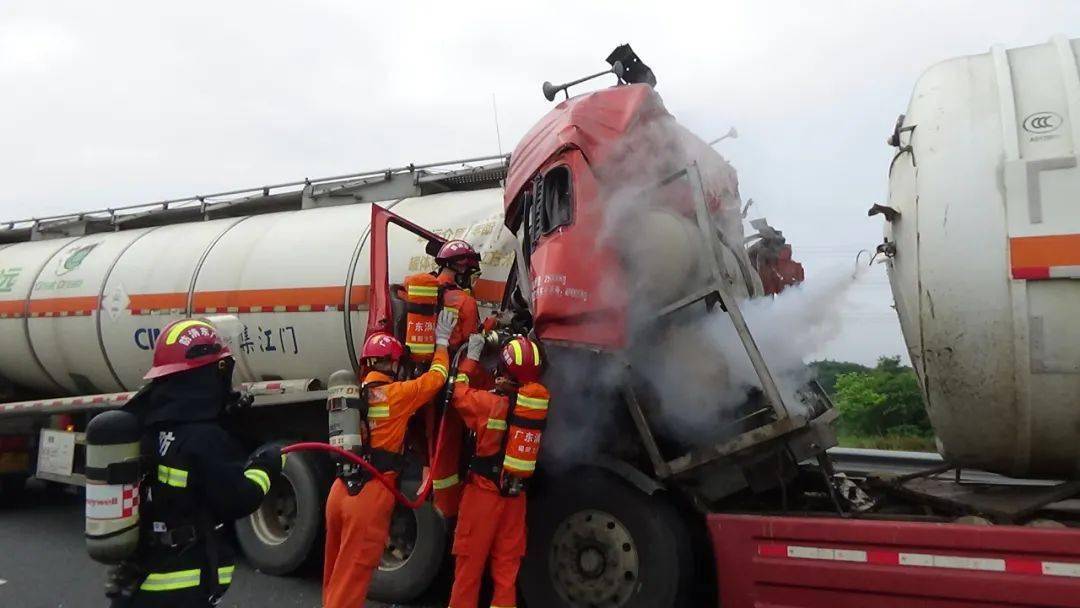 突发潮惠高速揭阳段危化品运输车追尾两人被困多方力量紧急救援