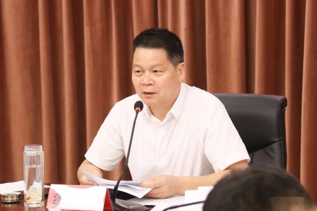 梁亦清在会上指出,2020年上半年,灵溪镇政府统筹推进疫情防控和经济