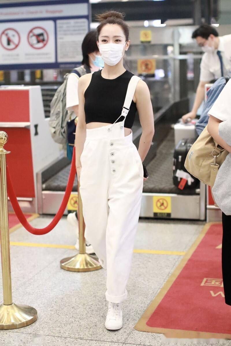 白冰机场街拍白色背带裤配丸子头秒变少女引来粉丝围观拍照
