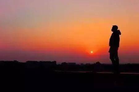 格局就是指一个人的眼光,胸襟,胆识等心理要素的内在布局.