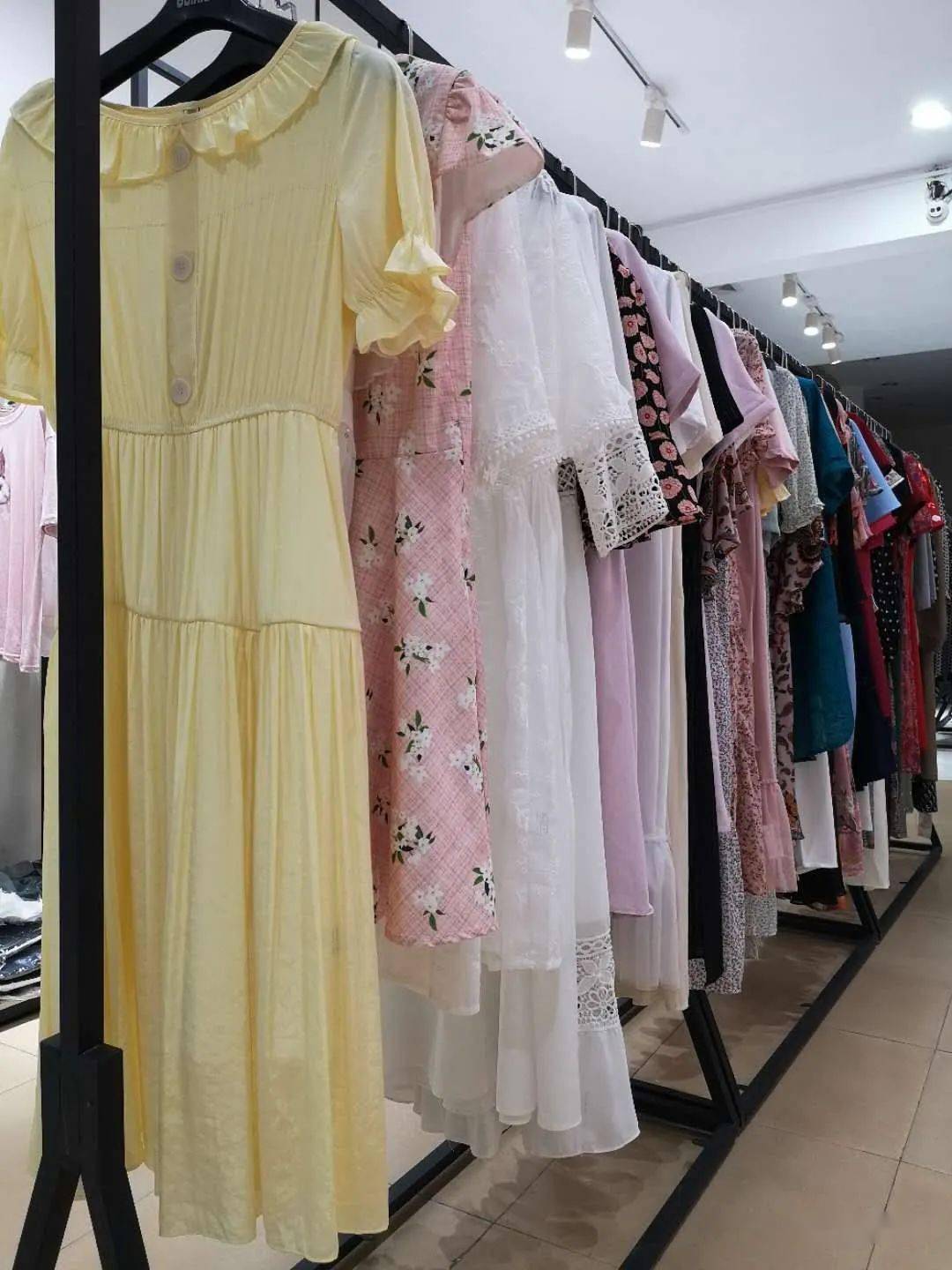 百袖女装甩货清仓公告,全部服装亏本甩卖:夏款3.9折,秋款4.9折.