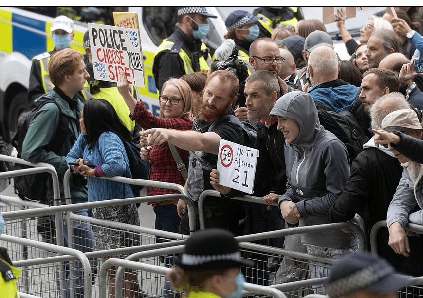 8万人上街反口罩:愚蠢比病毒更可怕!