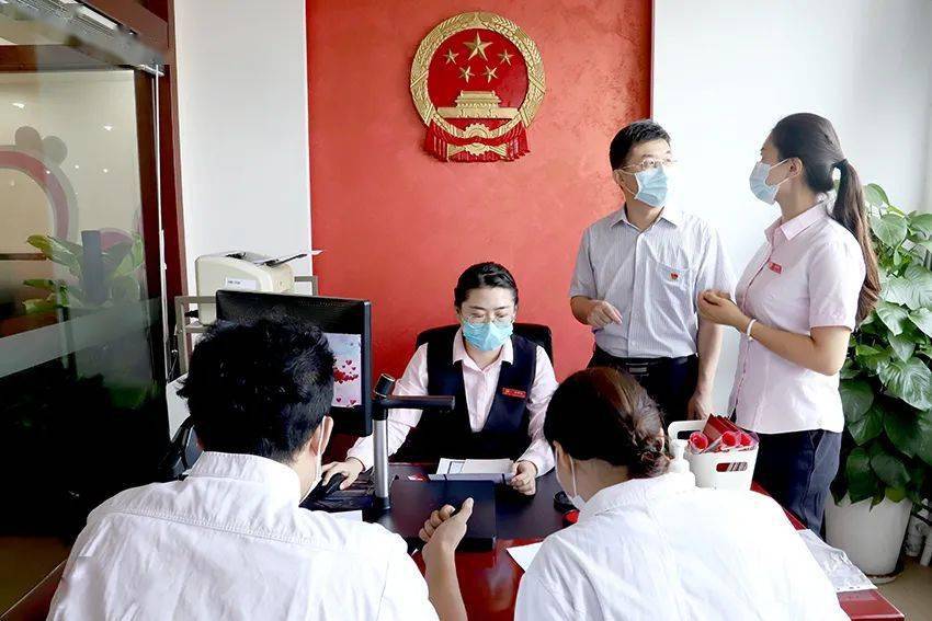 体验进行时民政局一把手走流程见证白衣战士幸福时刻
