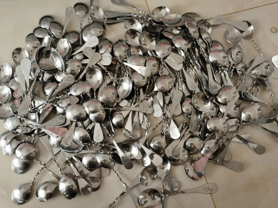 惊1分钟拧50把钢勺成麻花世界吉尼斯纪录