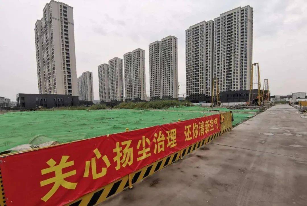 标语裸土覆盖扬尘治理道路硬化公共交通广泛宣传检查整改文明用语宣传