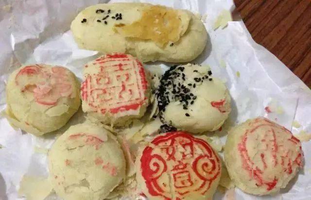 小时候最爱的白酥皮,皮儿酥,色儿白,甜甜的清香,点心都是用纸包的.