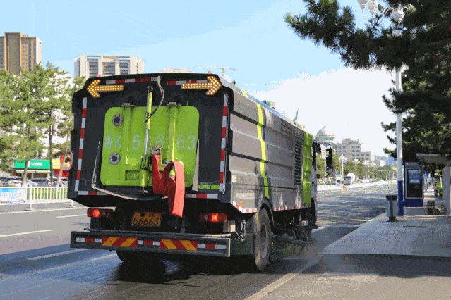 在创城期间,为确保城市干净,整洁,机械清扫工作更加严格,细致:洒水车