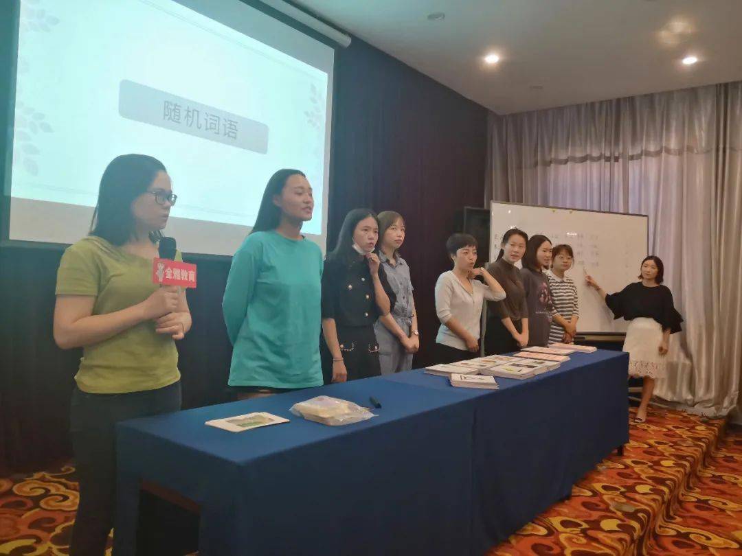 老师们在刘薇老师的带领下系统性学习了0-6岁神奇大脑课程,在培训过程