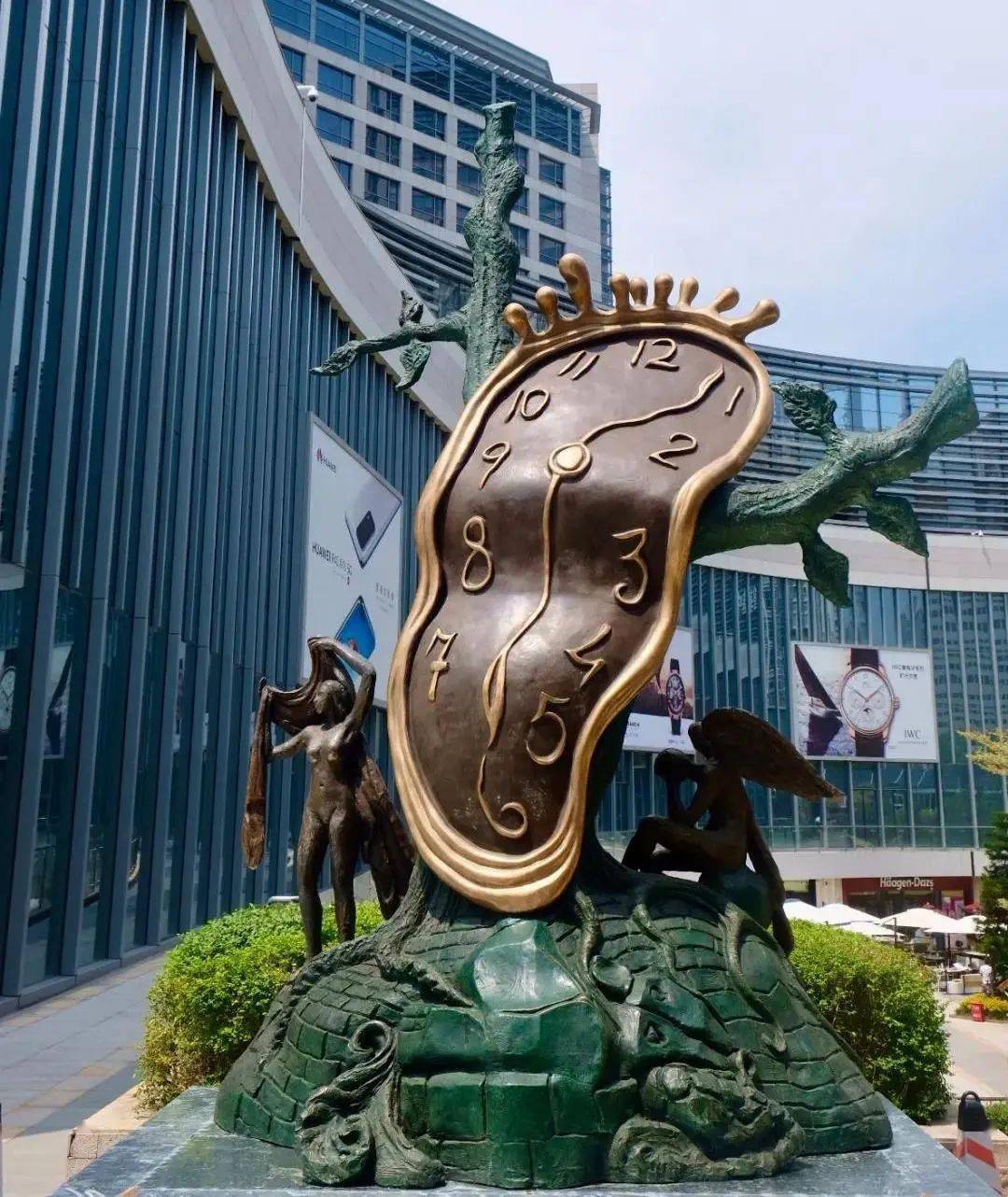 红唇沙发跨界经典之作当达利已经尽享绘画给他带来的荣耀时欲求不满