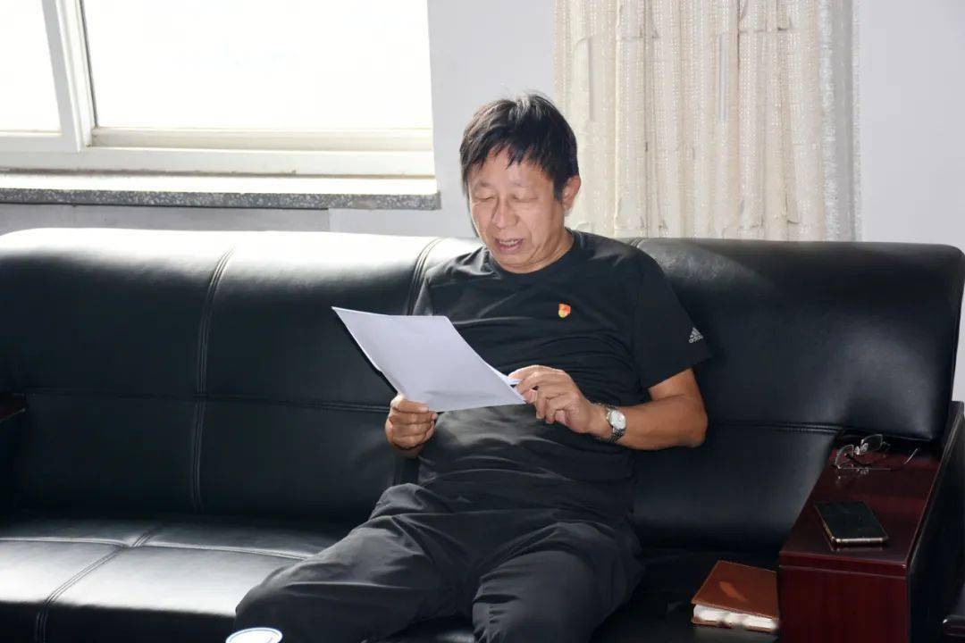 沙河市第二中学党总支召开理论学习中心组学习会议