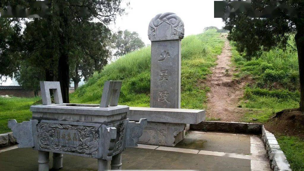 登帝于穷桑,迁都于曲阜.当登帝位时,凤鸟适至,故以鸟纪官.