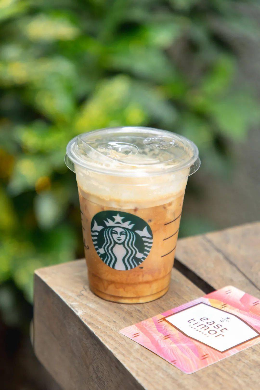 左:臻选雪醇冰调咖啡,选用东帝汶珠粒咖啡豆.