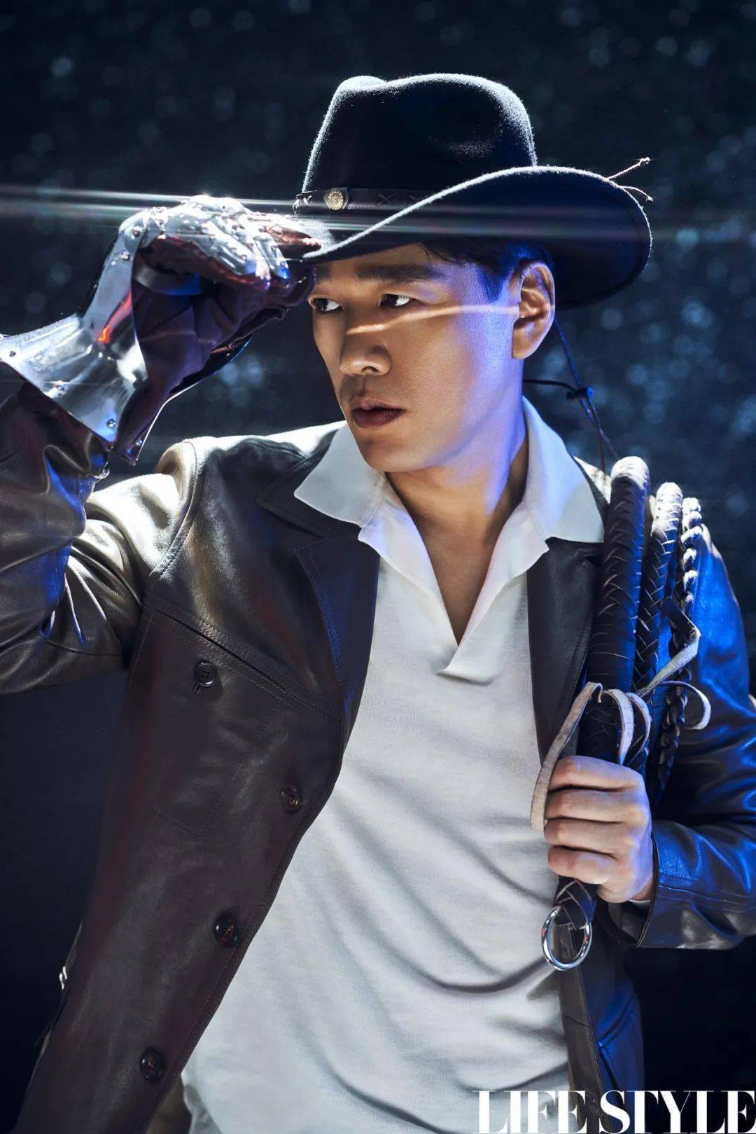 棕色皮夹克bally白色针织衫loro piana不论是代际还是个体,表现-反应